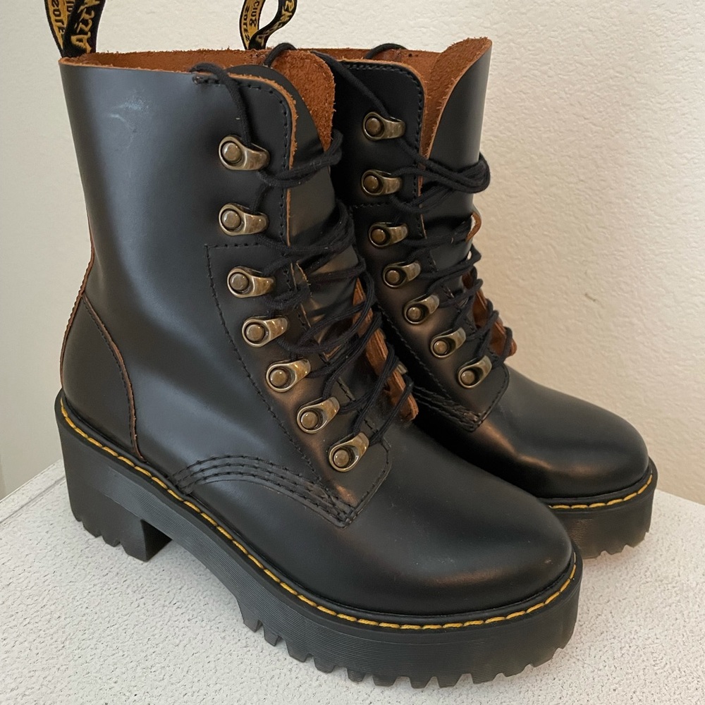 DR. MARTENS Black Leona Boots